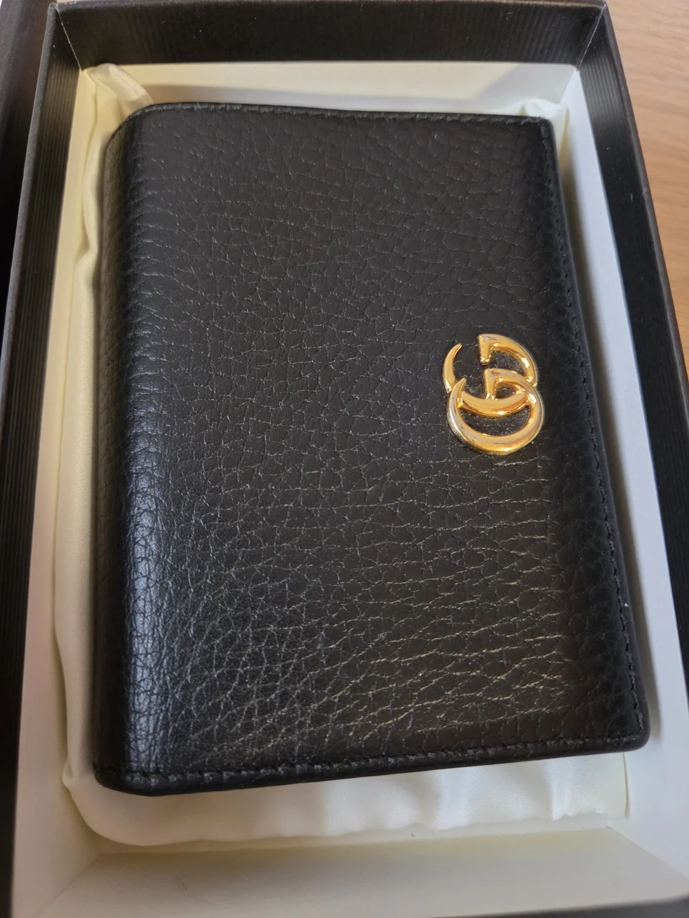 Gucci compact black